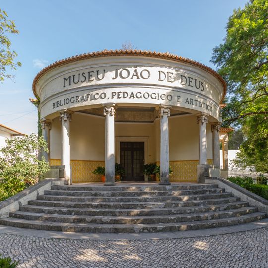 Prédio onde se situa a Casa-Museu João de Deus, incluindo o património móvel integrado da mesma