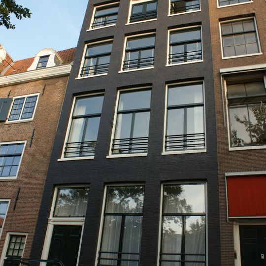 Pand met gevel onder gebeeldhouwde verhoogde lijst en attiek