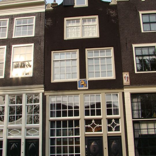 Huis, houten pui, waarboven gevel onder klokvormige rollagentop met gebogen zandstenen afdekking