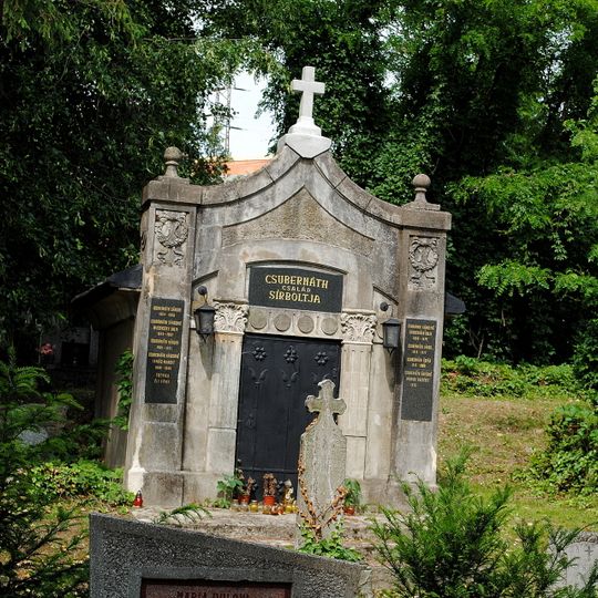 Cintorín sv. Rozálie, hrobka s reliéfmi