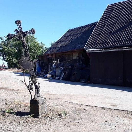 Kříž ve Velmovicích na rozcestí