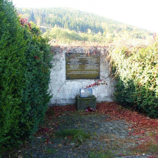 Pomník obětem pochodu smrti 24. 4. 1945 na hřbitově v Horní Chřibské