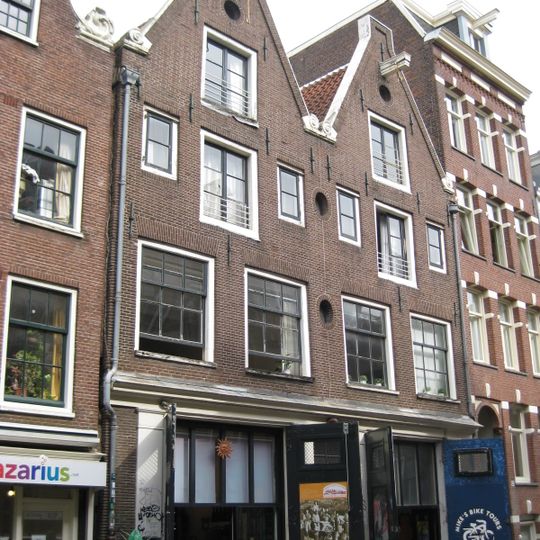 Koetshuis met puntgevel en houten pui