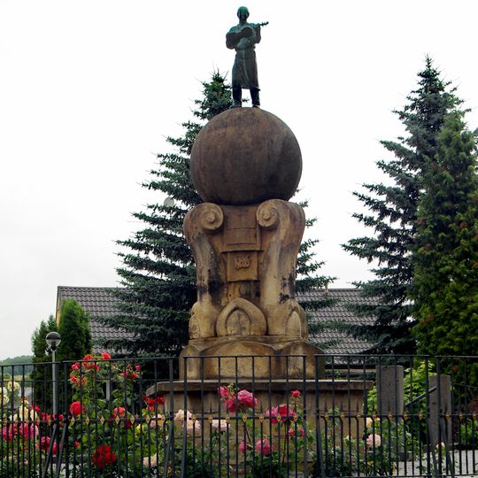 Socha houslaře v Lubech