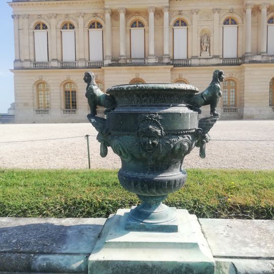 Vase aux protomés de lion avec sphinge