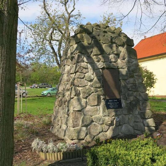 Pomník padlým ve světových válkách na náměstí v Mníšku pod Brdy