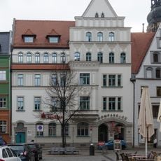 Wohn- und Geschäftshaus sowie Hintergebäude, ehemaliges Bankgebäude Hauptmarkt 7