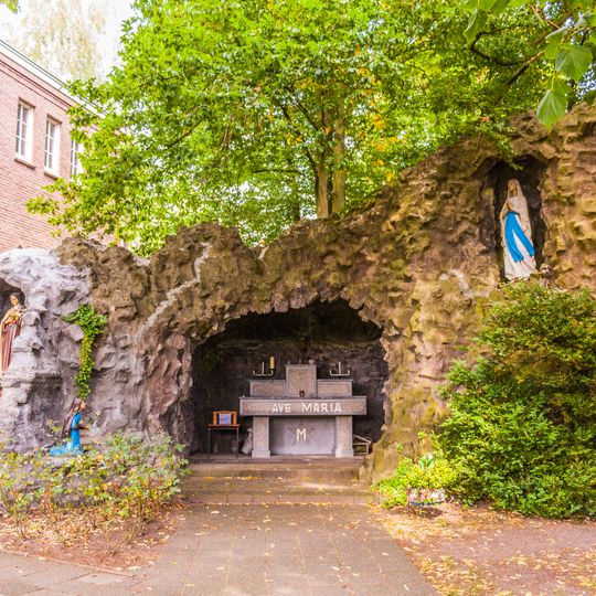 Complex Carmelietenklooster: Lourdesgrot