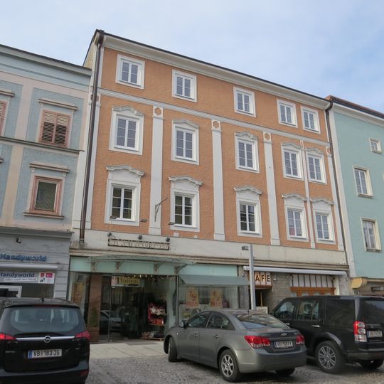 Bürgerhaus mit Arkadenhof, barockem Brunnen und Denkmal