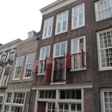 Pakhuis met lijstgevel afgesloten door verkropte kroonlijst