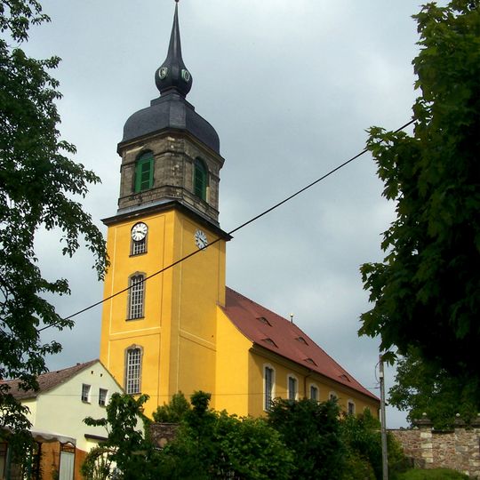 St. Bartholomäuskirche Röhrsdorf , dazu Kirchhof mit einigen alten Grabmälern, Leichenhalle, drei Toren und Einfriedungsmauer Kirchberg 4