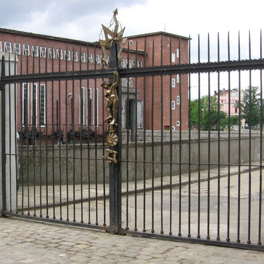 Ogrodzenie ze stalową bramą