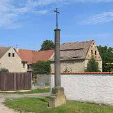 Kamenný sloup s křížkem na rozcestí v Hasičské ulici ve Vrbici