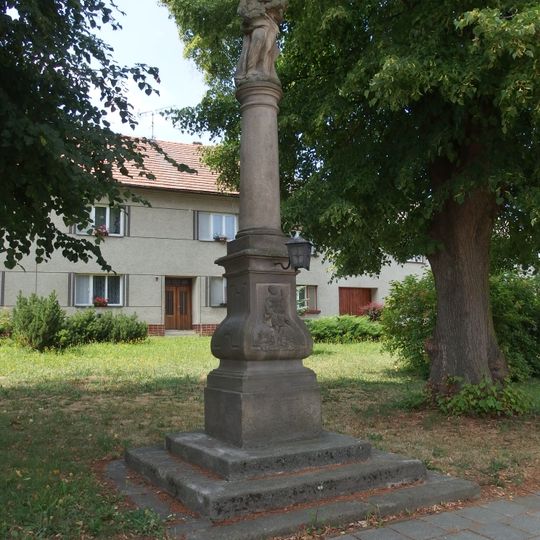 Sloup se sochou Panny Marie s Ježíškem