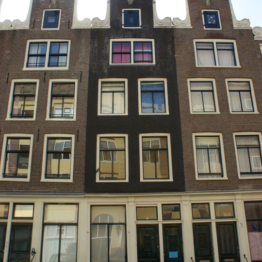 Pand met eenvoudige halsgevel