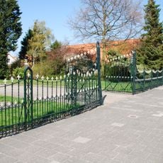 Hekwerk van RK-complex van de Sint-Jan de Doperkerk