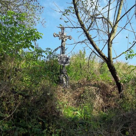 Kříž u Věžné na svahu