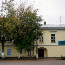 Каменный жилой дом с магазинами (Новая Ладога)