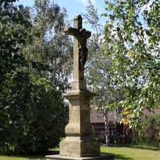 Kříž za kostelem v Dukovanech