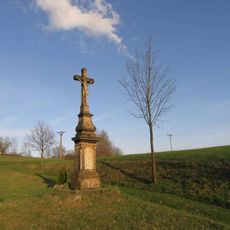 Kříž v Horních Studénkách u pěšiny