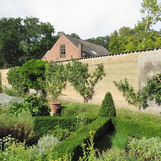 Landgoed Dordwijk: tuinmuur met muurloods