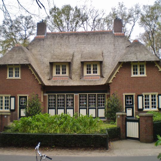 De Maerle: voormalige garage en twee dienstwoning