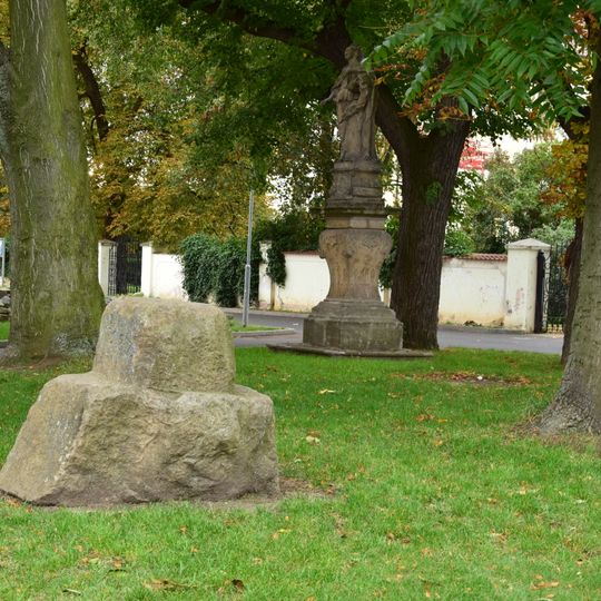 Odpočivný kámen u kostela v Údlicích