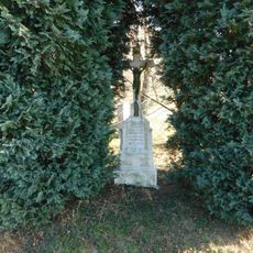 Kříž Josefa a Farntišky Matějkových u silnice jižně od Vyskytné