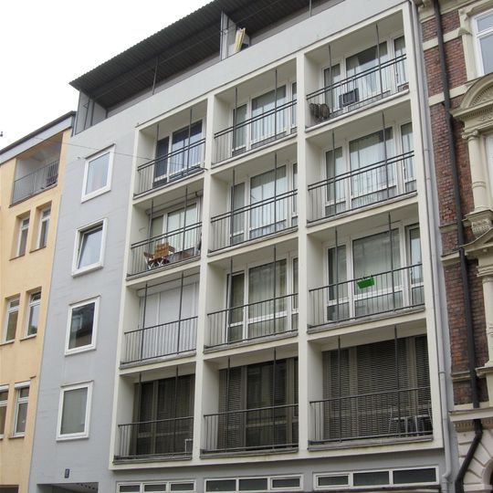 Mehrfamilienhaus mit Läden