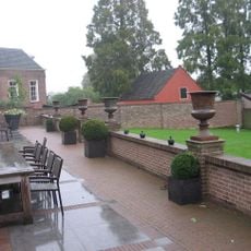 Muren om de kleine moestuin