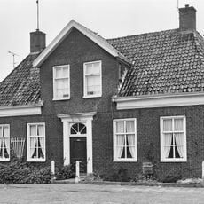 Woonhuis in sobere classicistisch getinte baksteenarchitectuur