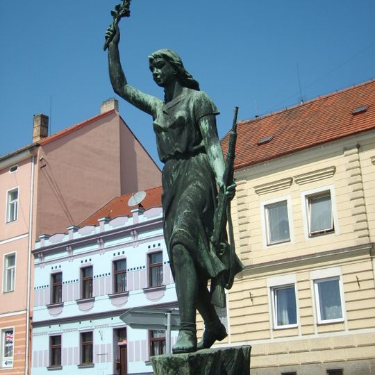 Pomník revoluce 1945 s kašnou