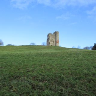 Donnington Castle: a quadrangular castle and 17th century fieldwork.