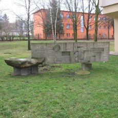 Betonová plastika v areálu Perla v Řetenicích