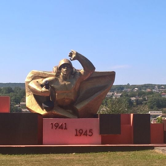 World War II memorial in Hîncești