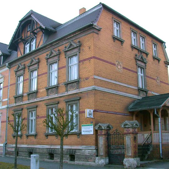 Wohnhaus und seitliche Toreinfahrt Geschwister-Scholl-Straße 7