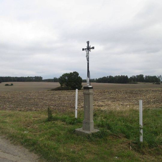 Kříž severně od Záboří v poli