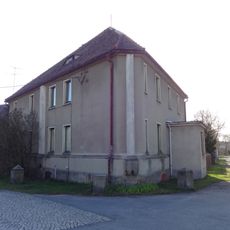 Dreieckshaus; Wohnhaus und 4 vorgelagerte Postamente Schulstraße (Ecke Lindenstraße)