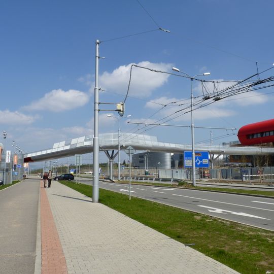 Lávka přes ulici Netroufalky