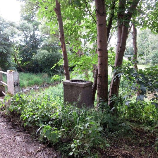 Kříž západně od Kvěchova u mostu přes Smutnou