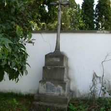 Kříž za kostelem v Hovorčovicích