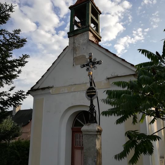Kříž u kaple v Chobotu