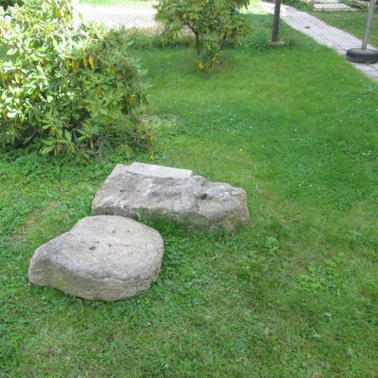 Křížové kameny u kostela v Manětíně