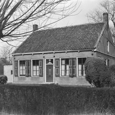 Vrijstaand huis onder zadeldak, langsgevel aan de wegzijde