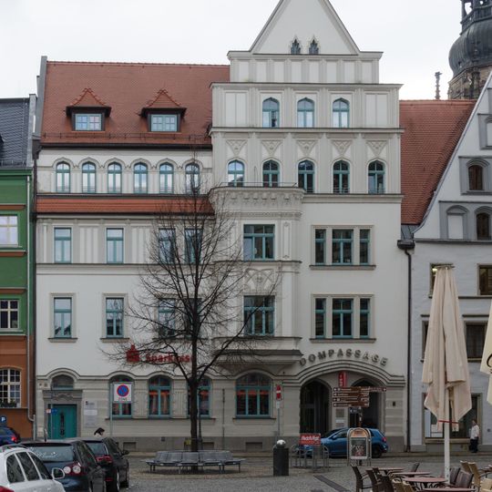 Wohn- und Geschäftshaus sowie Hintergebäude, ehemaliges Bankgebäude Hauptmarkt 7