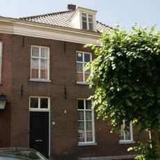 Huis onder schilddak en met empire deur en schuiframen