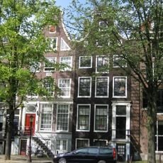 Pand met ingezwenkte halsgevel met siertrossen, hoekvazen en twee oeils-de-boeuf