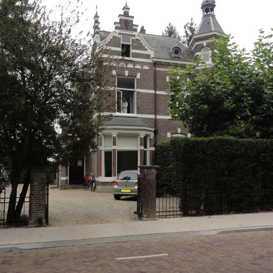 Villa "Klein Hondsbeek" met toegangshek