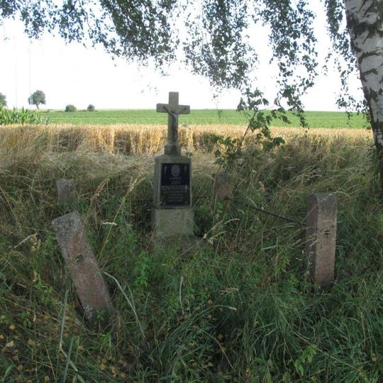 Kříž jihozápadně od Útěchovic u zatáčky