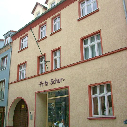 Wohnhaus in geschlossener Bebauung Senftenberger Straße 4